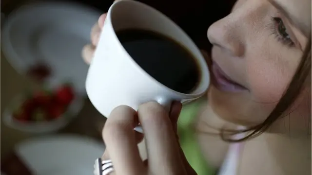 Qəhvə işən qadın