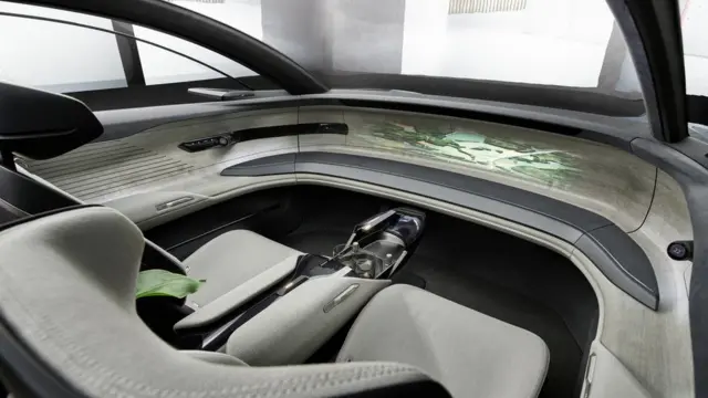 اطلاعات با پروژکتور روی صفحهای چوبی در جلوی ماشین نمایش داده میشود