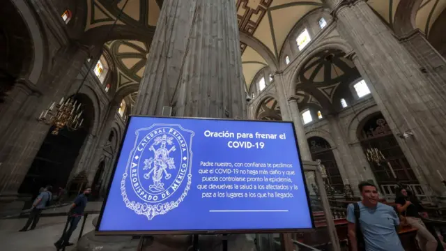 Anuncio eléctrico con una oración para frenar el covid