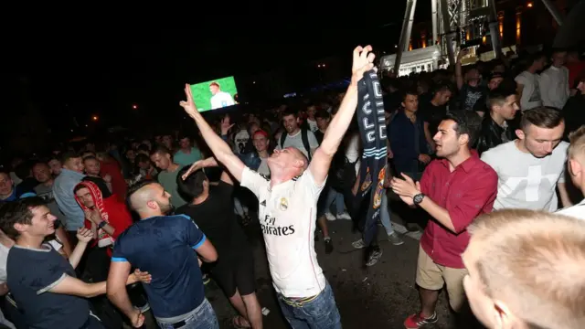 Ось так перемогу "Реала" вітали біля стадіону "Олімпійський" у Києві, де проходив матч