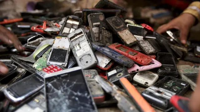 Eski cep telefonları yığını