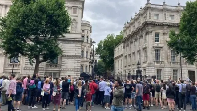 Warga berkumpul di depan Downing Street, London menanti pengumuman Boris Johnson.