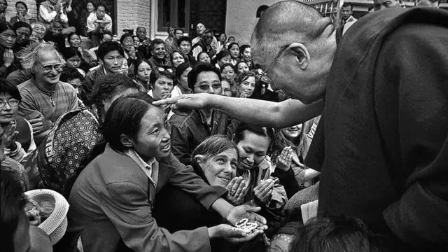 আশীর্বাদ করছেন