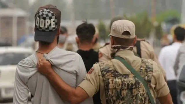 కశ్మీరులో మిలిటెంట్లను పట్టుకుంటున్న పోలీసులు