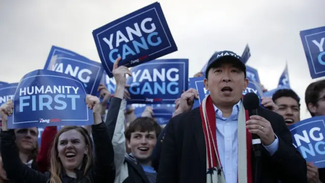 杨安泽在首都华盛顿的地标林肯纪念堂前举行拉票集会