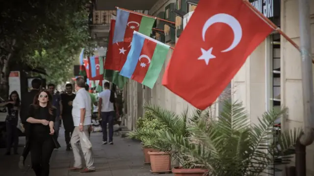 bayrak kaplı bakü sokakları