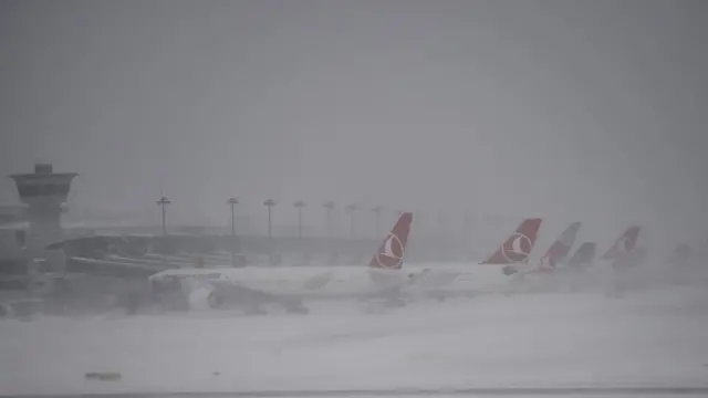 Atatürk Beynəlxalq Aeroportunda bir çox təyyarə uçuşu dayandırılıb və ya təxirə salınmışdı.