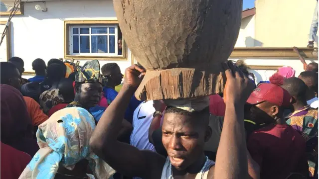 Ọmọkunrin kan to gbe odo lori lẹyin eegun