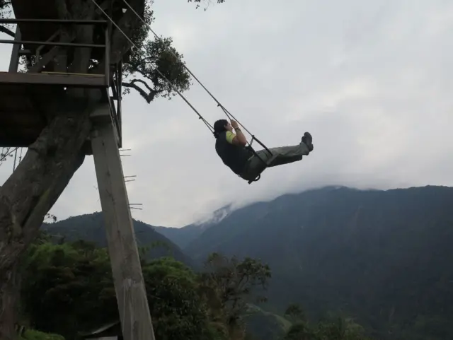 Mujer columpiándose