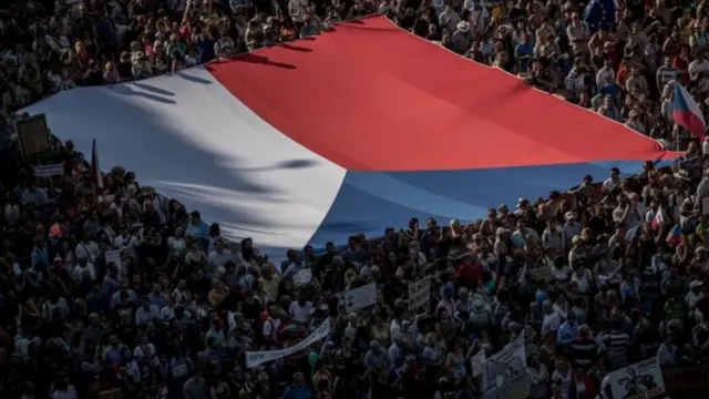 Сешанба куни Чехия пойтахти Прагадаги Ватслав майдонига юз мингдан зиёд норозилар тўпланган.