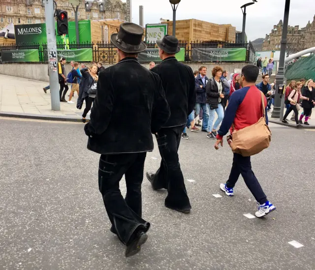 прохожие в Эдинбурге