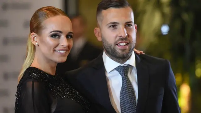 கால்பந்து விளையாட்டு வீரர் ஸார்டி அல்பா மனைவியுடன்