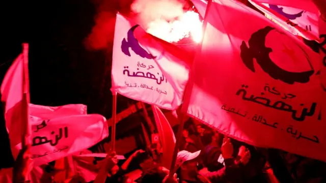 أنصار حزب النهضة يحتفلون بإعلانه الفوز بالانتخابات
