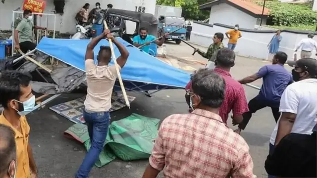 শ্রীলংকায় সরকার সমর্থক ও সরকার বিরোধী আন্দোলনকারীদের মধ্যে সংঘর্ষ