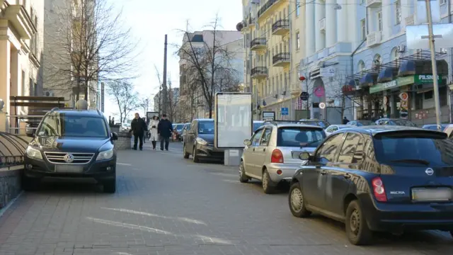 У Києві автомобілі конкурують з пішоходами