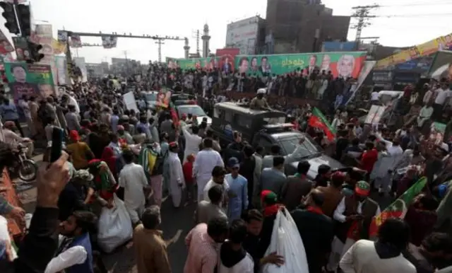 मार्च में शामिल लोग