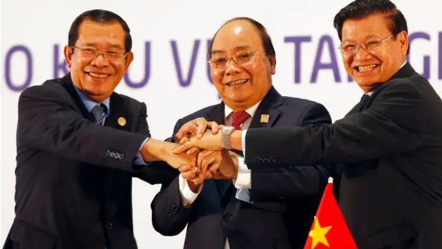 Thủ tướng Campuchia Hun Sen (trái), Thủ tướng Nguyễn Xuân Phúc và Thủ tướng Lào Thongloun Sisoulith tại Hội nghị Campuchia-Lào-Việt Nam hồi tháng Ba