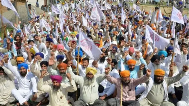 शेतकऱ्यांनी विविध मागण्यांसाठी आंदोलन केले