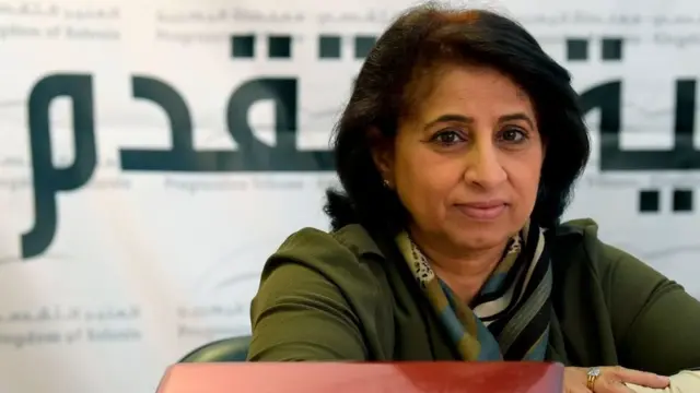 المرشحة البرلمانية للحزب الشيوعي في البحرين، الجمعية الديمقراطية التقدمية ، إيمان شويتر ، مؤتمراً صحفياً في مقر الحزب في مدينة عيسى ، جنوب العاصمة البحرينية ، المنامة ، في 6 أكتوبر ، 2018. - تخطط DPTS لتقديم ستة المرشحون في انتخابات الأشهر القادمة تحت شعار التقدم. المرشحون الستة ، الذين يشملون المرشحات ، سيخوضون جميعهم مقاعد برلمانية ، مع عدم وجود أي خطط للاعتراض على مقاعد البلدية.