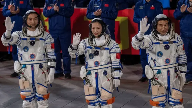 رواد فضاء صينيون