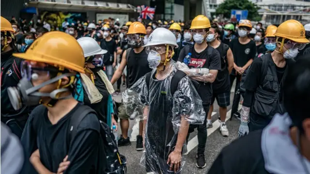 ผู้ประท้วงไม่พอใจตำรวจใช้กำลังปราบปราม