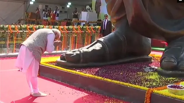 दीनदयाल उपाध्याय की प्रतिमा के आगे नतमस्तक प्रधानमंत्री मोदी