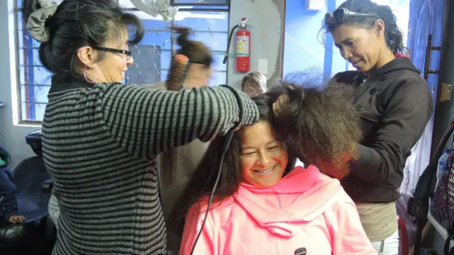 Estudiantes ponen a prueba lo que han aprendido del corte de cabello