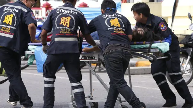 Врачи скорой помощи оказывают помощь женщине, пострадавшей во время взрыва в Хаухине, Таиланд