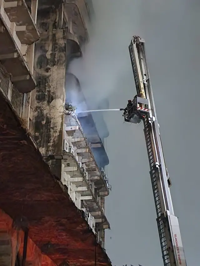 మంటలను ఆరుపుతున్న ఫైర్ సిబ్బంది