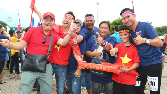 Cổ động viên hai đội bên ngoài SVĐ Thammasat ở Pathum Thani, Thái Lan hôm 5/9