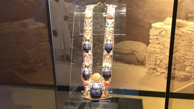 عقد عُثر عليه داخل المقبرة