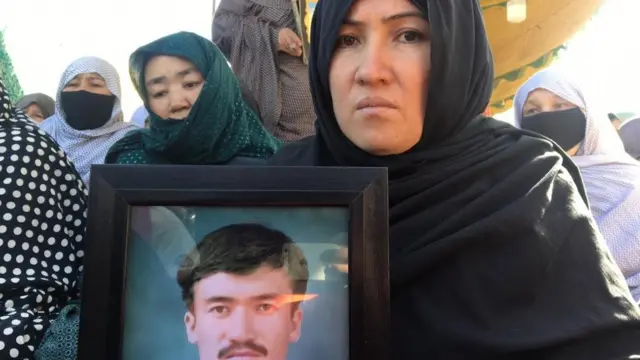 زارا علی اپنے بھائی نسیم علی کی تصویر کے ساتھ