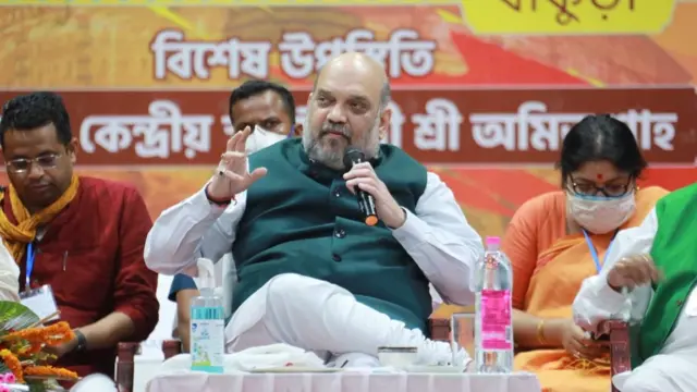 पश्चिम बंगाल में बैठक को संबोधित करते अमित शाह