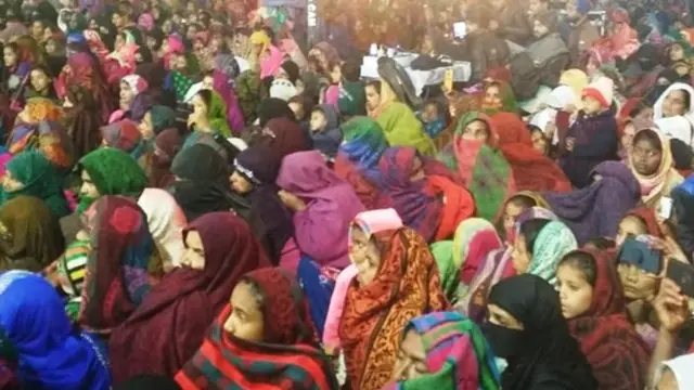 कव्वाली सुन्न जम्मा भएका मानिसहरू