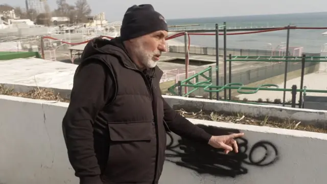 Dmitro Rusiya qoşunları üçün işarə ola biləcəyini ehtimal edən divar yazıları və cızma-qaraların üstünü qara rənglə boyalayır