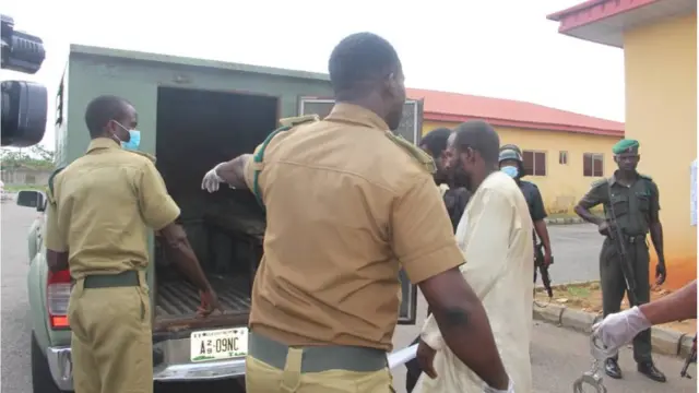 Awọn afurasi ọdaran n wọ ọkọ ọgba ẹwọn