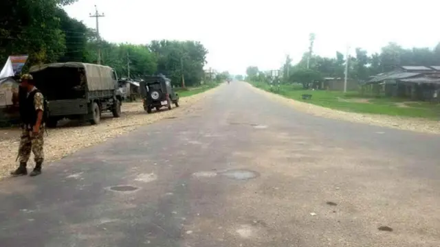 गश्ती गर्दै सैनिक