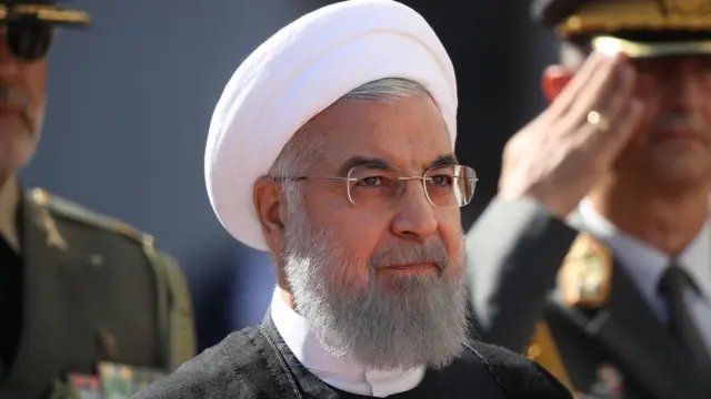 ألمح الرئيس الإيراني، حسن روحاني، إلى إمكانية إغلاق مضيق هرمز