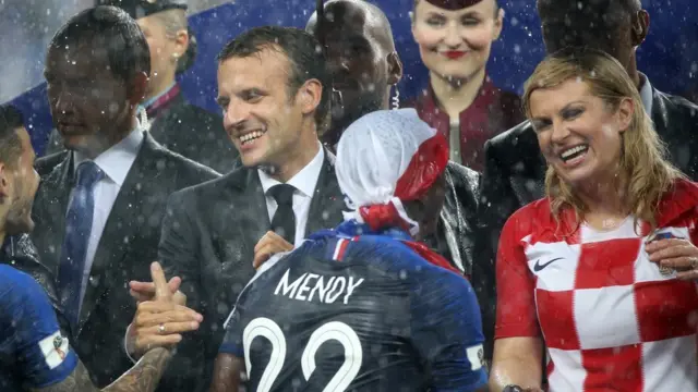 Các lãnh đạo đón chào cầu thủ World Cup trong thời mưa to trên sân Luzhniki, Moscow hôm 15/07