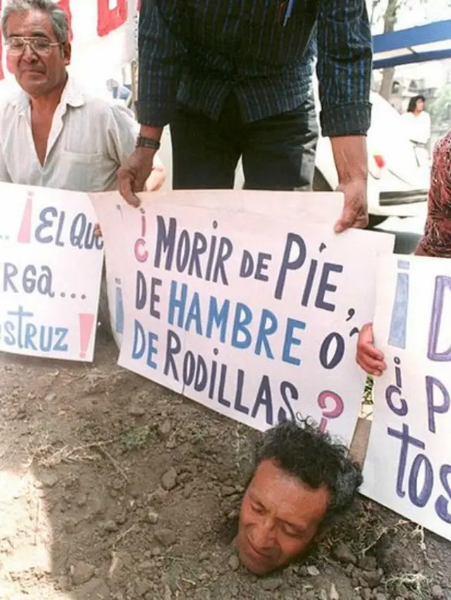 Claeísta enterrado como forma de protesta para exigir sus ahorros de vuelta.