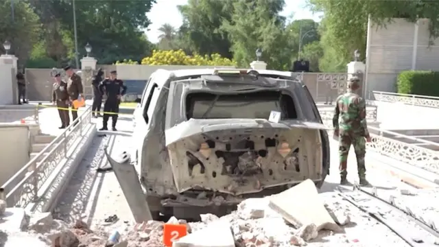 हमले में एक गाड़ी भी तबाह हो गई है