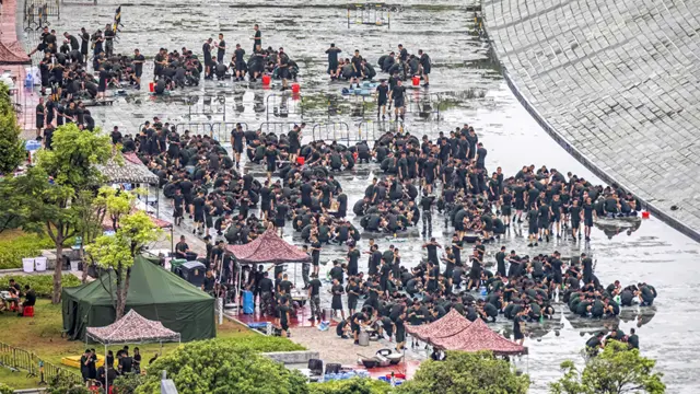 广东深圳湾体育中心内大批中国武警官兵进行体能训练(17/8/2019)