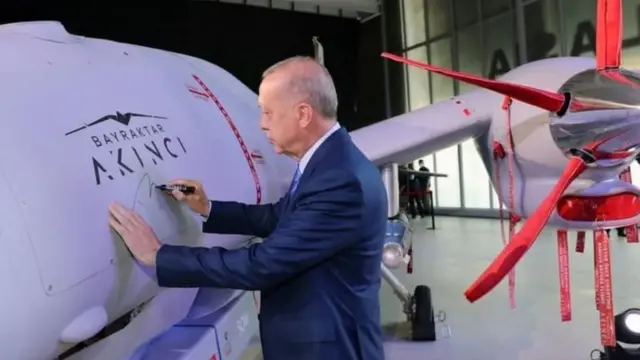 Erdogan oo shaaca ka qaaday diyaaradda bilaa duuliyaha ee hubeysan ee uu dalkiisa sameystay