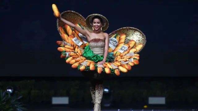 Bộ trang phục Bánh mì do H'Hen Niê lựa chọn cũng gây ra nhiều tranh cãi khi đó. Dù vậy cô vẫn lọt vào top 5 cuộc thi