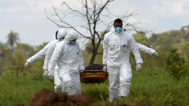 Homens carregam corpo resgatado7games instalar o aplicativo appBrumadinho, MG