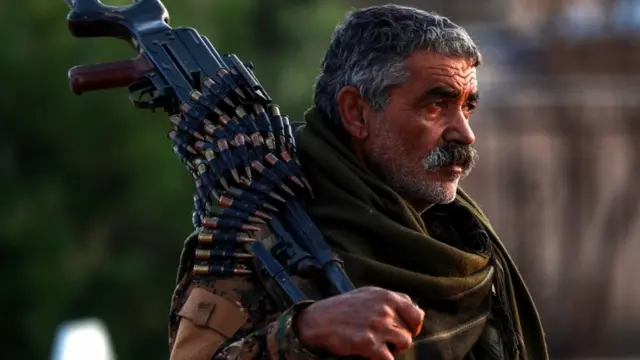 مقاتل في قوات سوريا الديمقراطية ذات الأغلبية الكردية