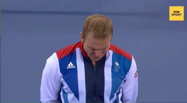 لحظات احساسی المپیک: کریس هوی پس از کسب مدال طلا روی سکو قهرمانی اشک می‌ریزد