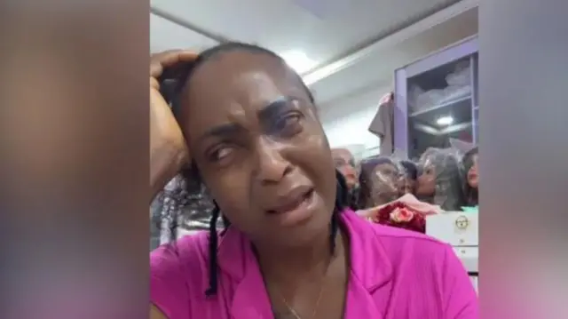 Blessing CEO n sunkun, o fọwọ kan di ori rẹ mu