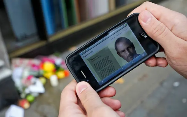 स्टीव्ह जॉब्स यांच्या मृत्यूनंतर युरोपमध्ये लोकांनी त्यांना वाहिलेली श्रद्धांजली