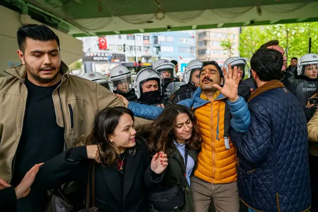 Polislerin ablukasındaki göstericiler